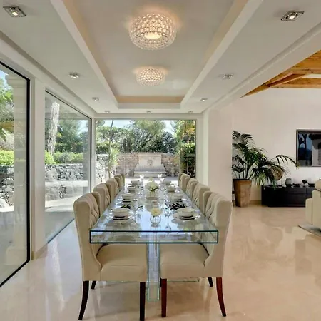 St Tropez Traditional Aa Apartament *